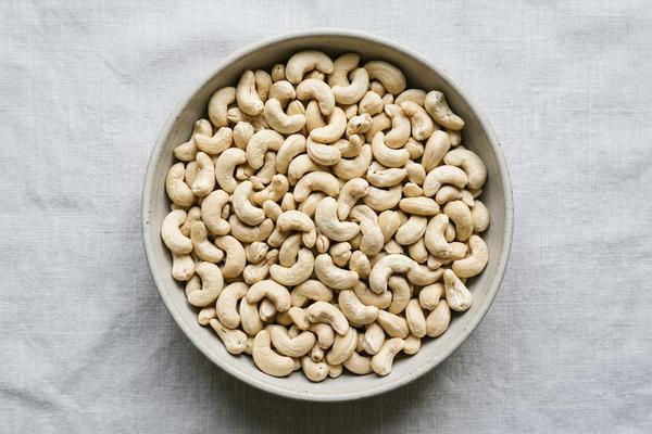 Raw cashews