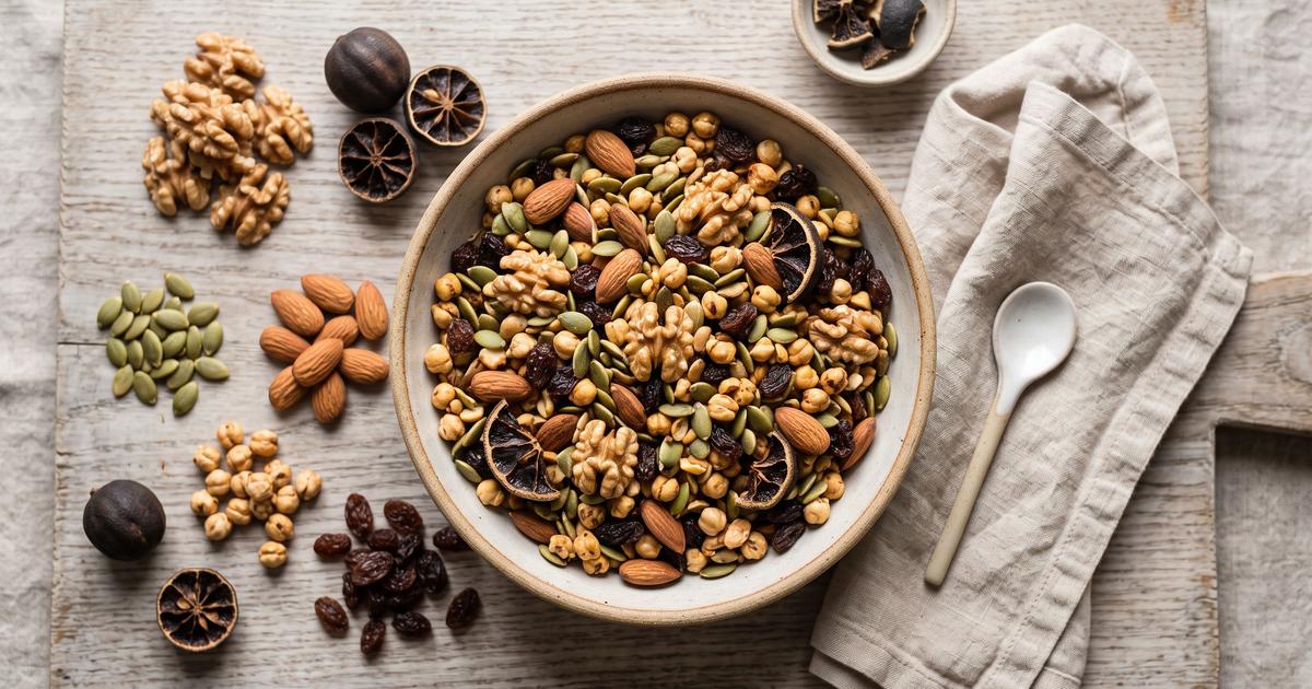 Ajil, Persian Nut and Dried Fruit Mix