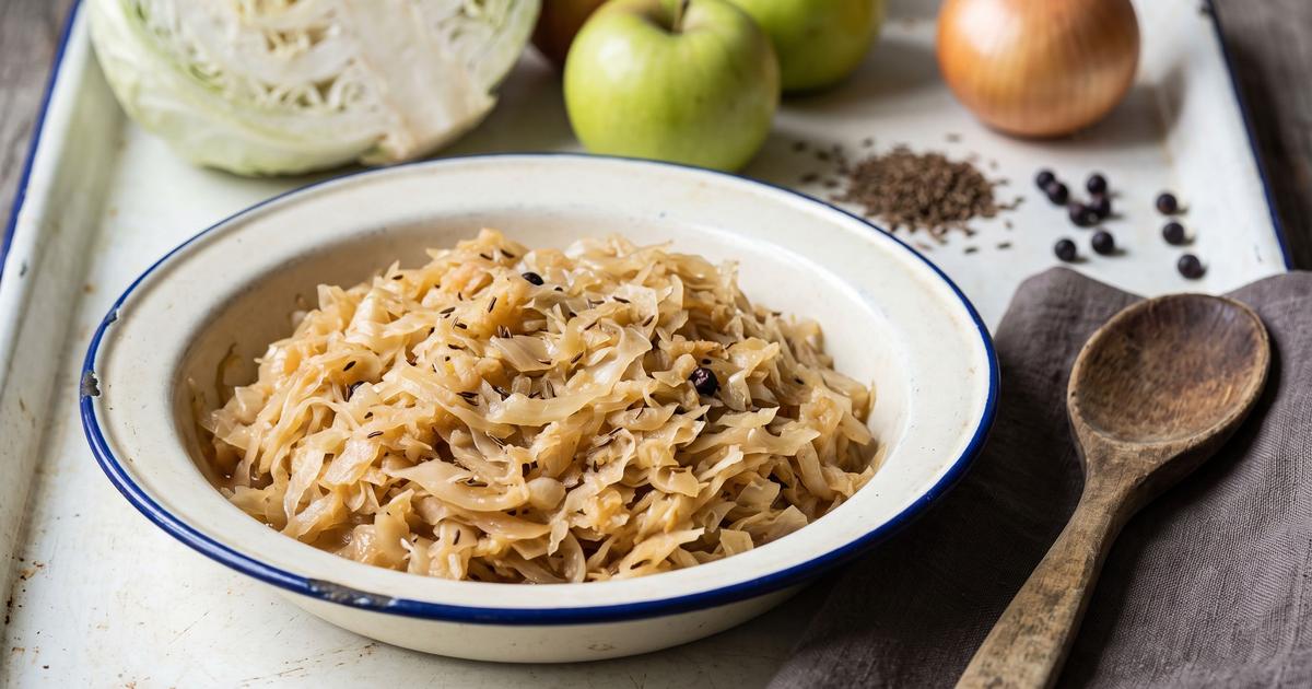 Bayrisch Kraut, Bavarian Braised Cabbage with Apple and Caraway