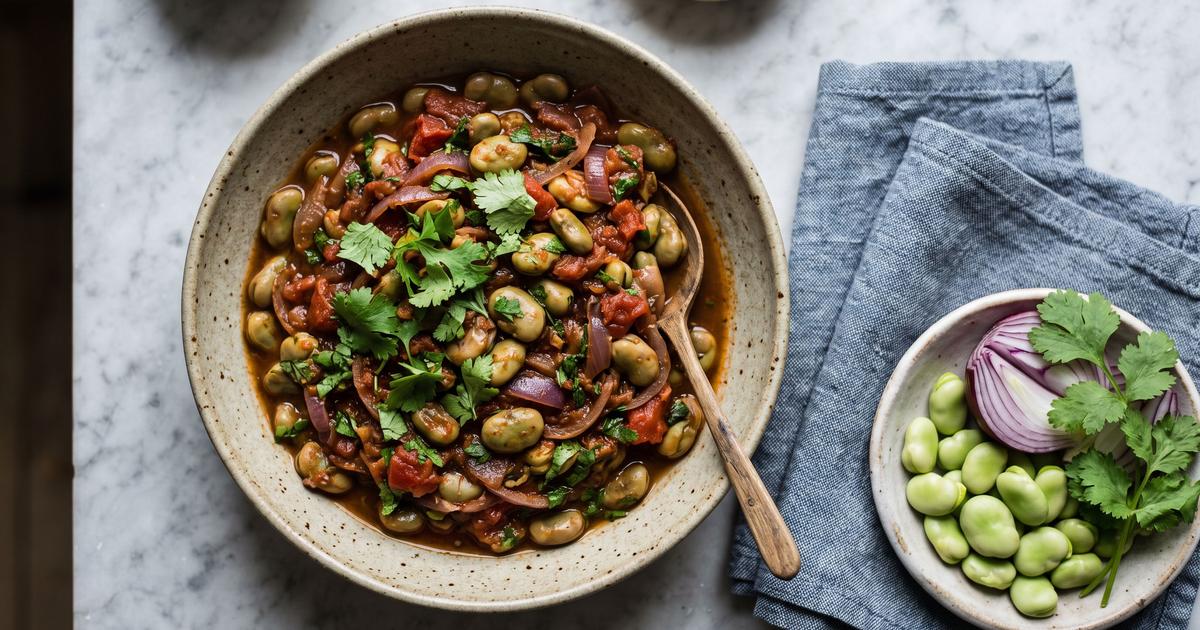 Favas à Portuguesa, Broad Beans in Tomato and Cilantro